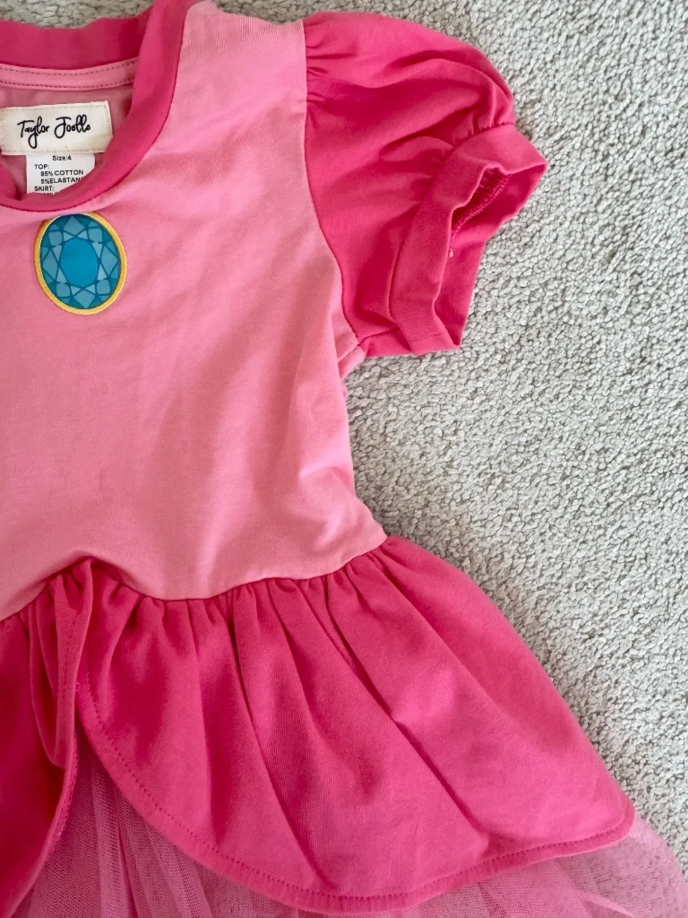 Taylor Joelle dress - Princess Peach Size 4 like brand new (great condition)